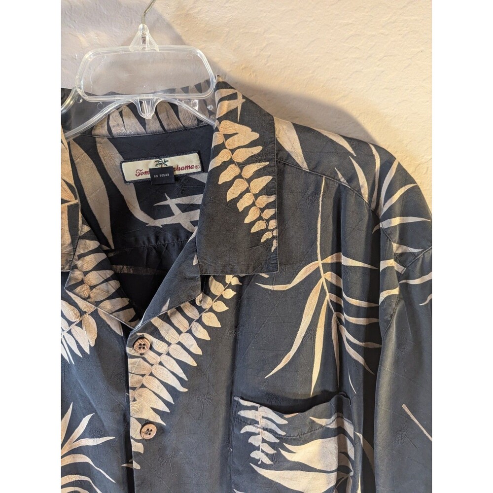 Tommy Bahama Camp Shirt Men’s M 100% Silk Hawaiian Collar Blue Leaf Shirt